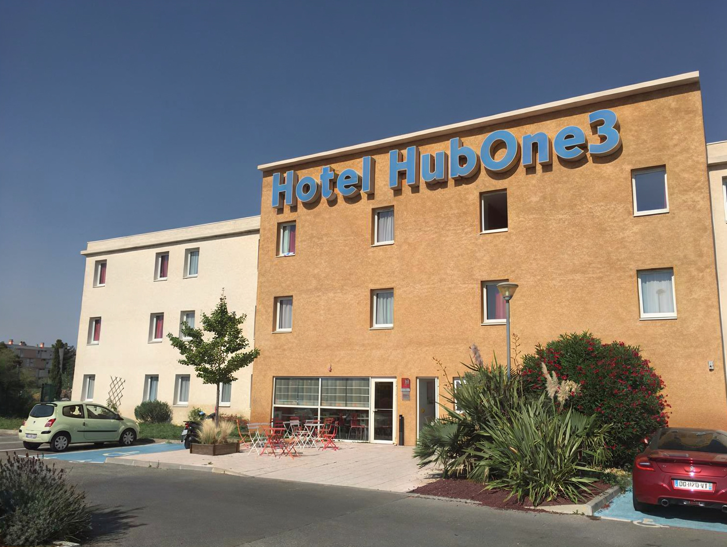 Façade de l'hôtel HubOne3 à Istres